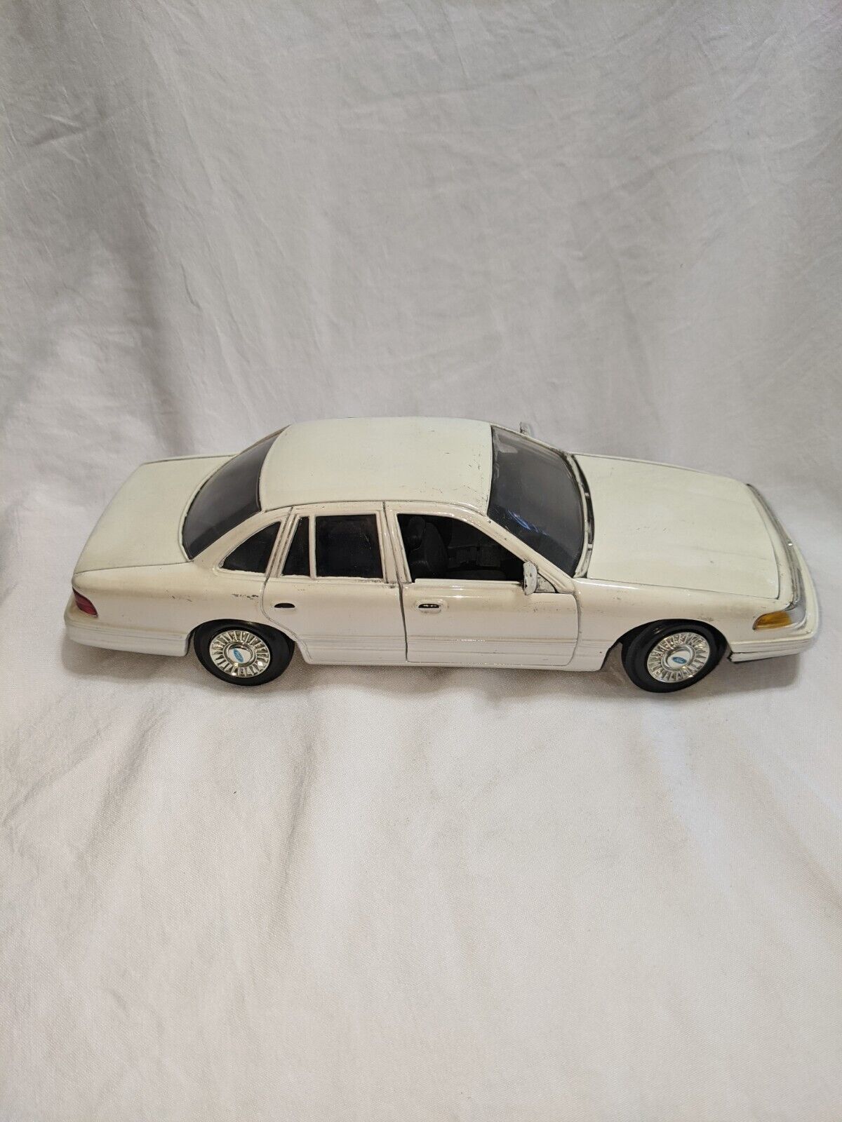 1998 Ford Crown Victoria White 1:24 Scale Opening Hood & Doors Motor Max